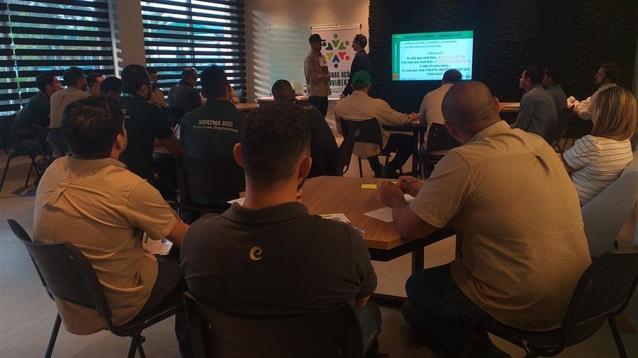 Dinâmica de feedback entre líderes durante um treinamento de liderança e gestão de pessoas
