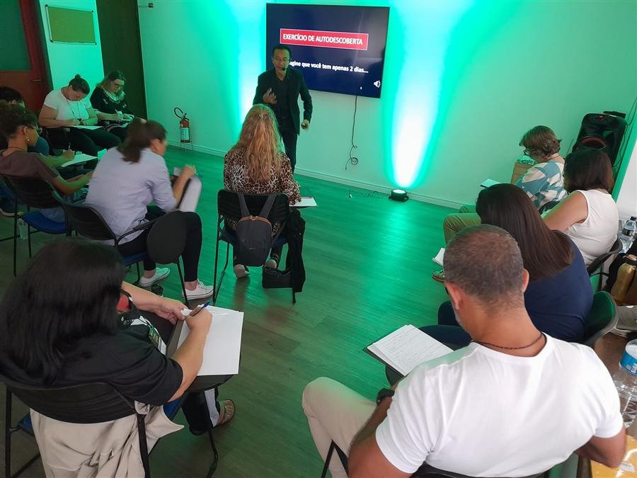 Exercício de autodescoberta com participantes de um curso de liderança conduzido por Claudio Shen