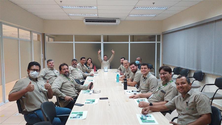 Equipe de gestores reunida em um treinamento de liderança e comunicação