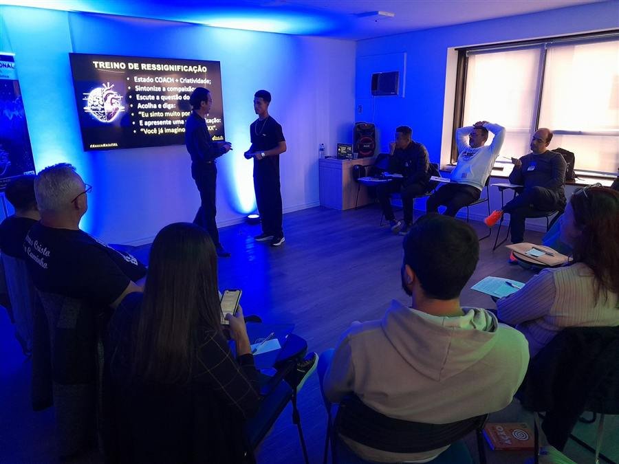 Treino de ressignificação e comunicação com participantes de um curso de liderança