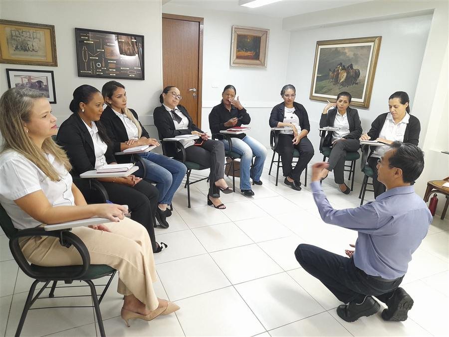 Vivência em grupo sobre liderança com participantes de um treinamento