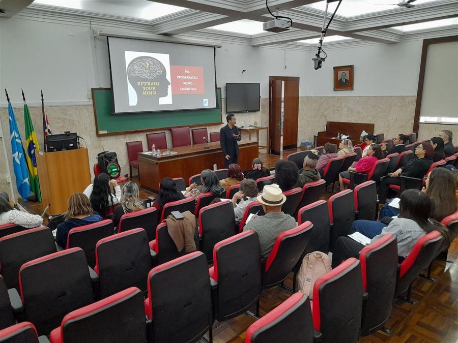 Aula de PNL para líderes e equipes ministrada por Claudio Shen