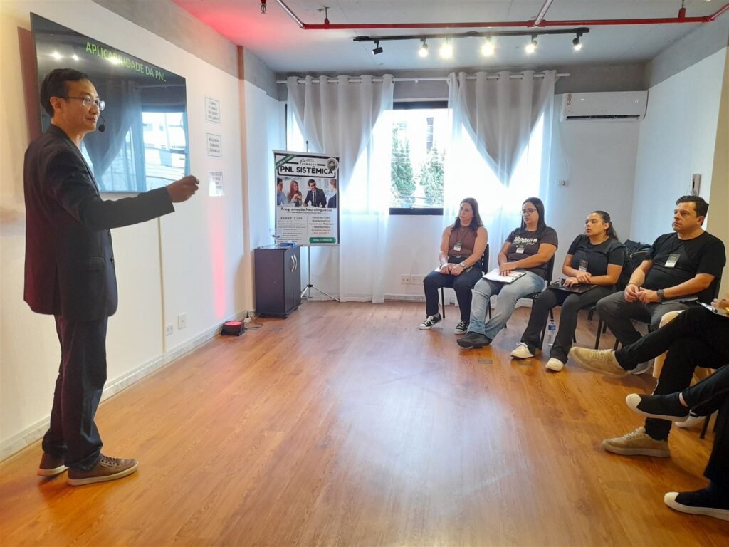 Claudio Shen conduzindo a turma do curso de oratória em São Paulo