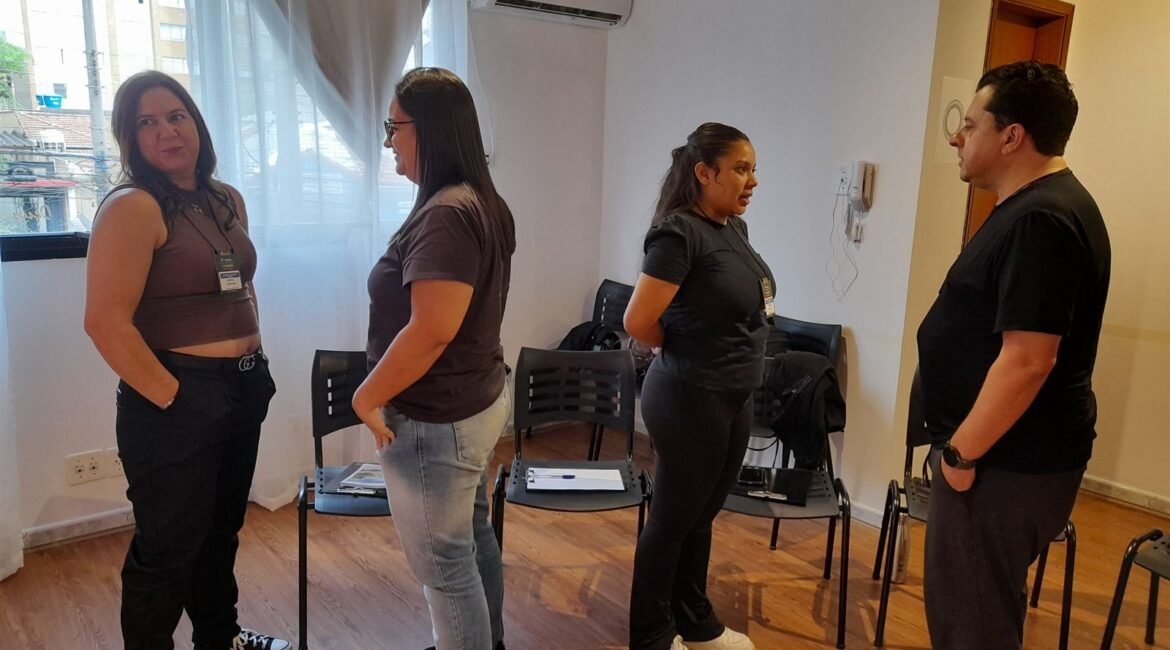 Alunos praticando comunicação em duplas no curso de oratória com PNL em São Paulo