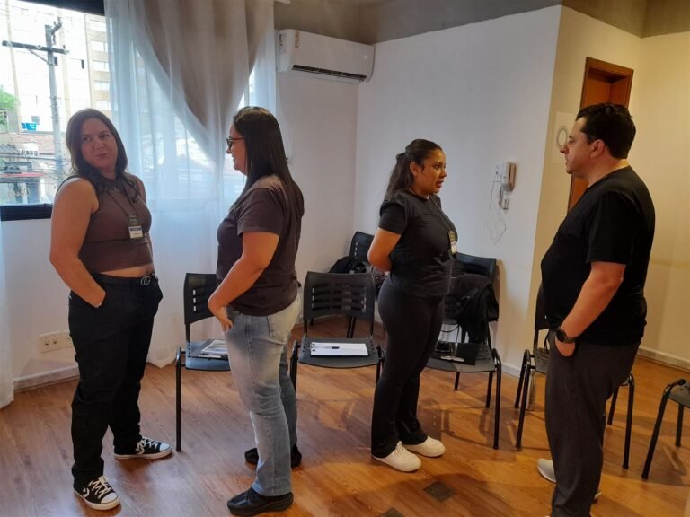 Alunos praticando comunicação em duplas no curso de oratória com PNL em São Paulo