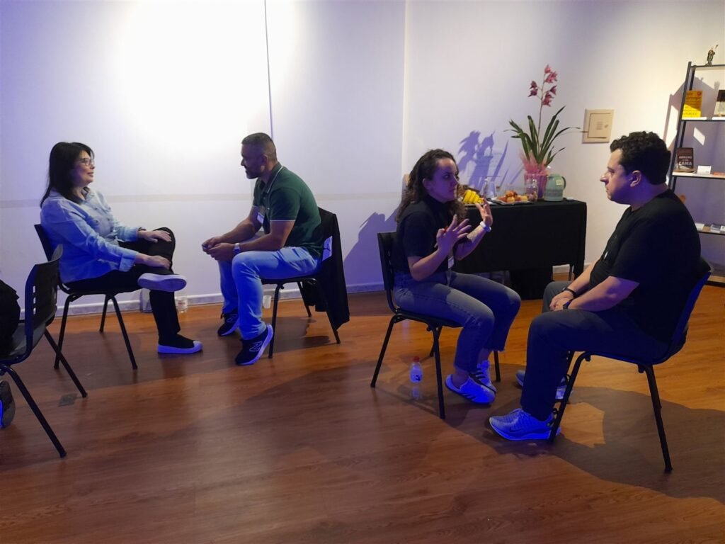 Alunos em exercício de escuta em duplas com PNL