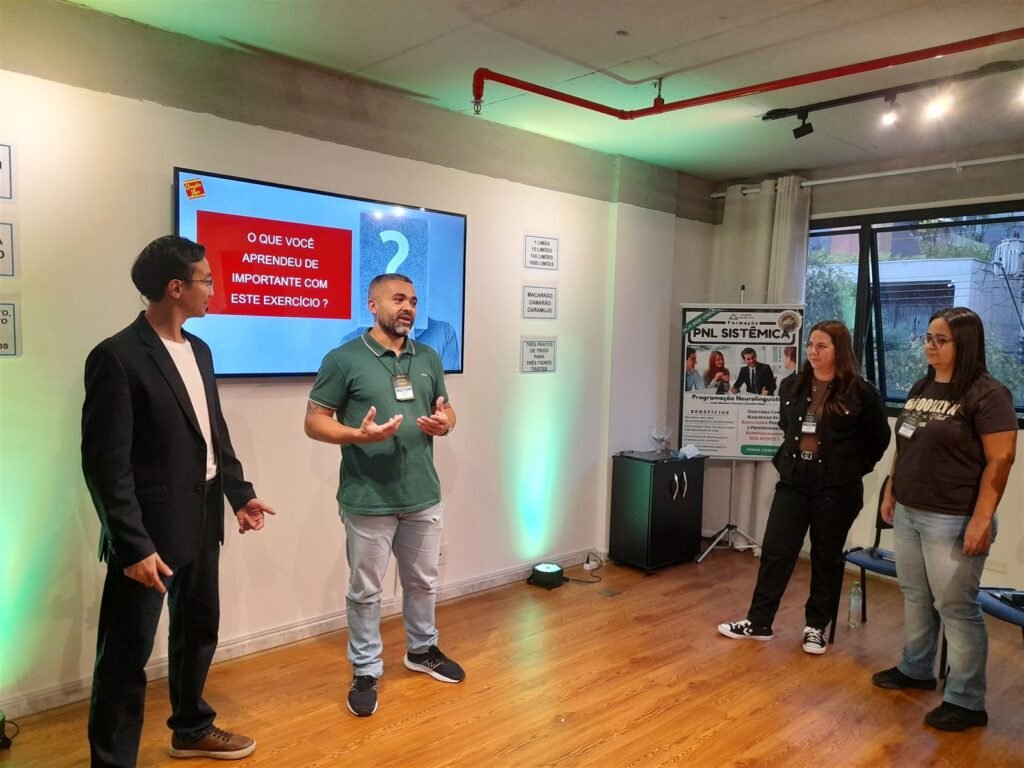 Alunos apresentando para o grupo no curso de oratória e comunicação