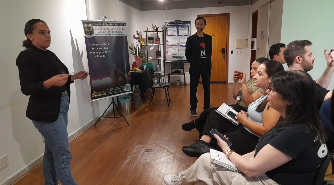 Aluna praticando fala em público no curso de oratória em São Paulo
