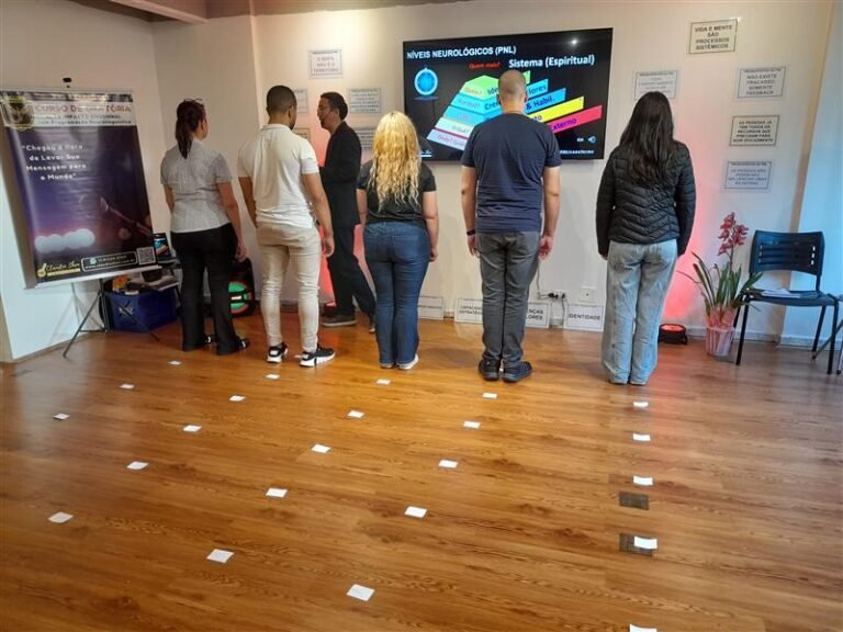 Grupo de alunos da Formação Practitioner em PNL na Vila Mariana