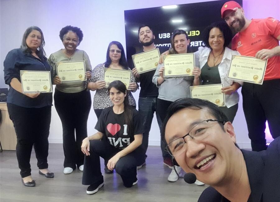Turma do Master Practitioner em PNL com certificados ao lado de Claudio Shen