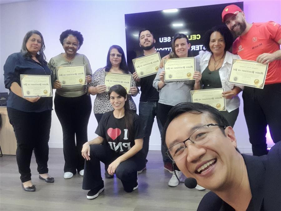 Turma do Master Practitioner em PNL com certificados ao lado de Claudio Shen