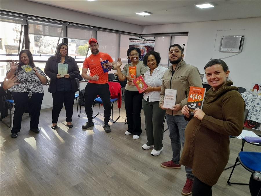 Alunos do Master Practitioner em PNL reunidos em grupo no Instituto Claudio Shen