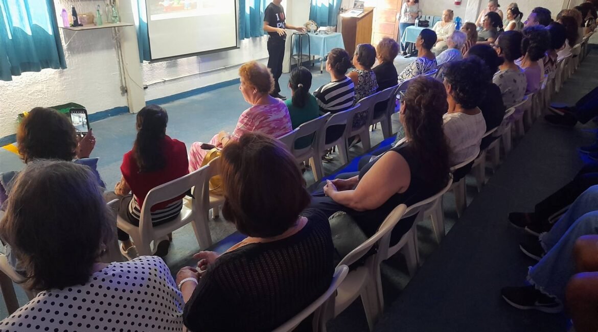 Sala cheia de alunos em treinamento no Instituto Claudio Shen