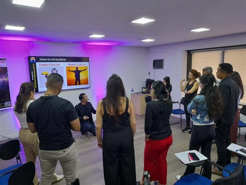 Dinâmica em pé com a turma do Seminário de Inteligência Emocional com PNL no Instituto Claudio Shen