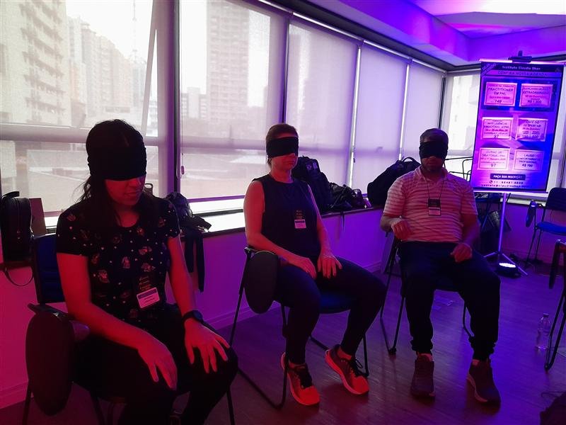 Exercício com venda nos olhos no Seminário de Inteligência Emocional com PNL