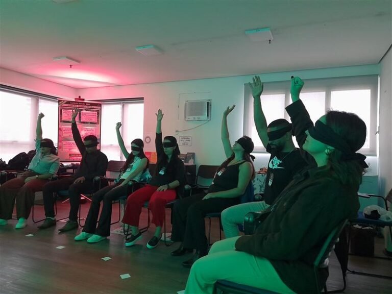 Exercício de estados emocionais com a turma do Seminário de Inteligência Emocional com PNL