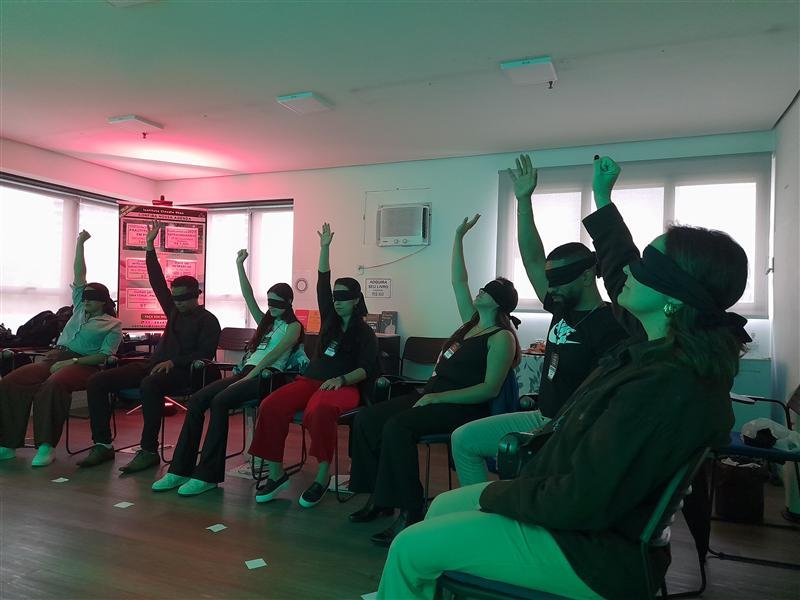 Exercício de estados emocionais com a turma do Seminário de Inteligência Emocional com PNL