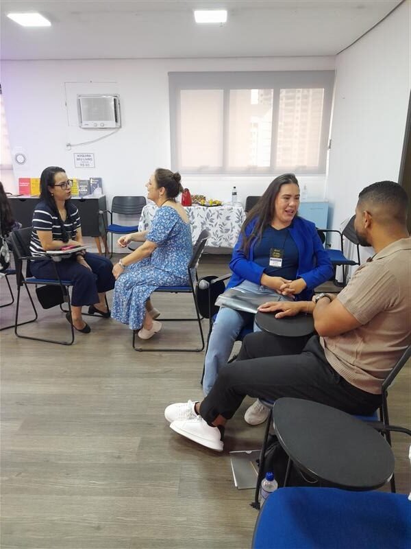 Participantes em pé compartilhando a vivência no Seminário de Inteligência Emocional com PNL