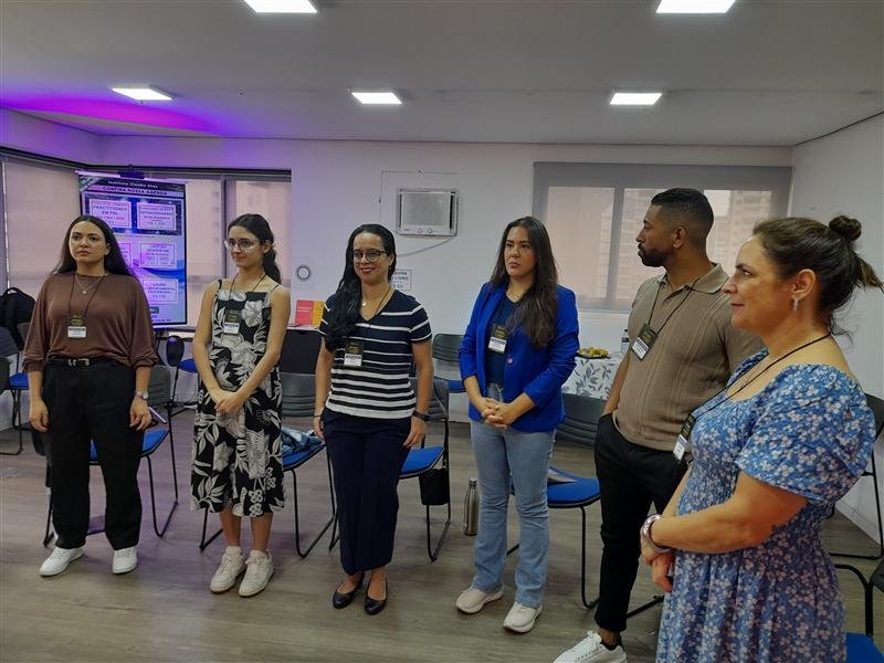 Turma em pé durante uma vivência do Seminário de Inteligência Emocional com PNL em São Paulo