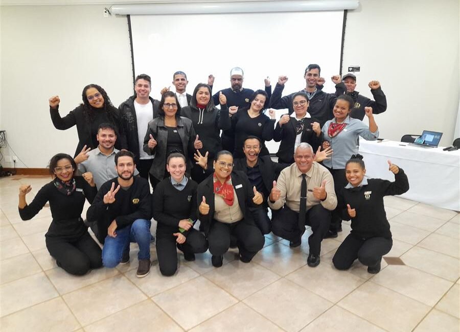 Equipe de colaboradores reunida em treinamento comportamental in company