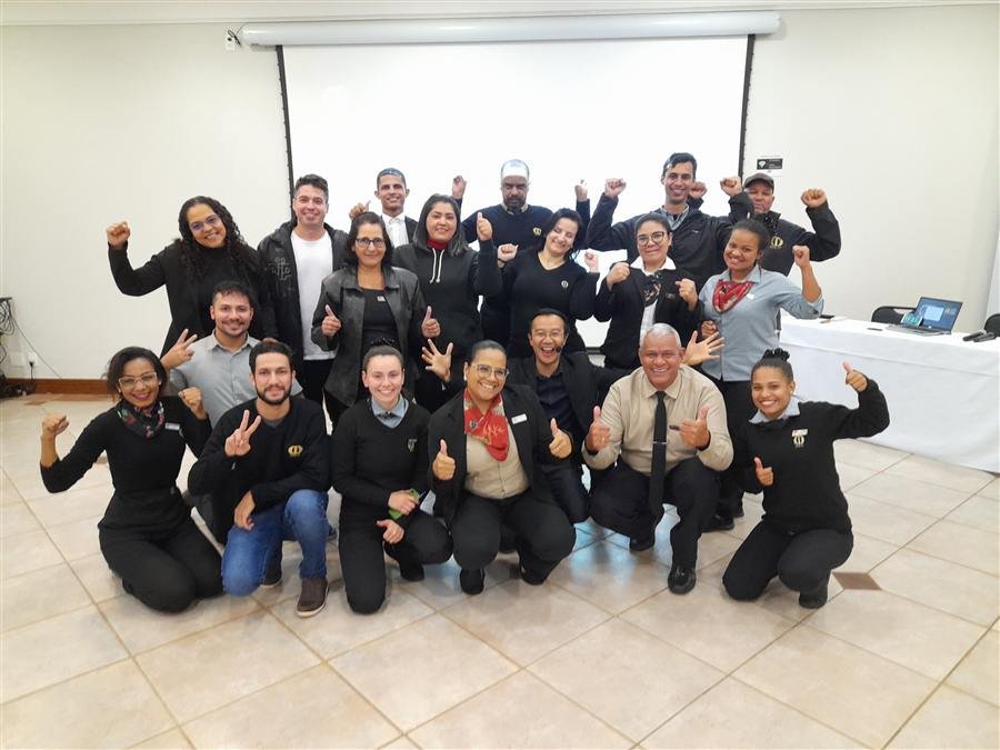 Equipe de colaboradores reunida em treinamento comportamental in company