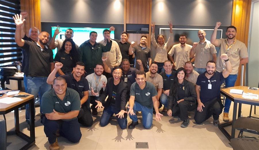 Colaboradores participando de um treinamento corporativo em sala