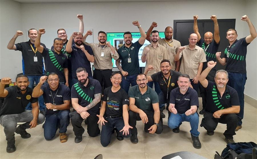 Equipe comemorando durante um treinamento empresarial com PNL