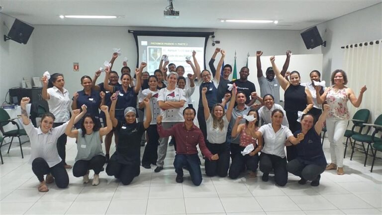 Líderes e equipes durante um treinamento corporativo de liderança