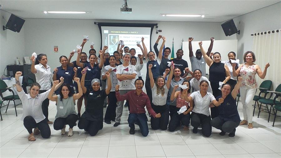 Líderes e equipes durante um treinamento corporativo de liderança
