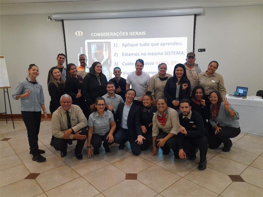 Participantes de um treinamento empresarial reunidos em grupo