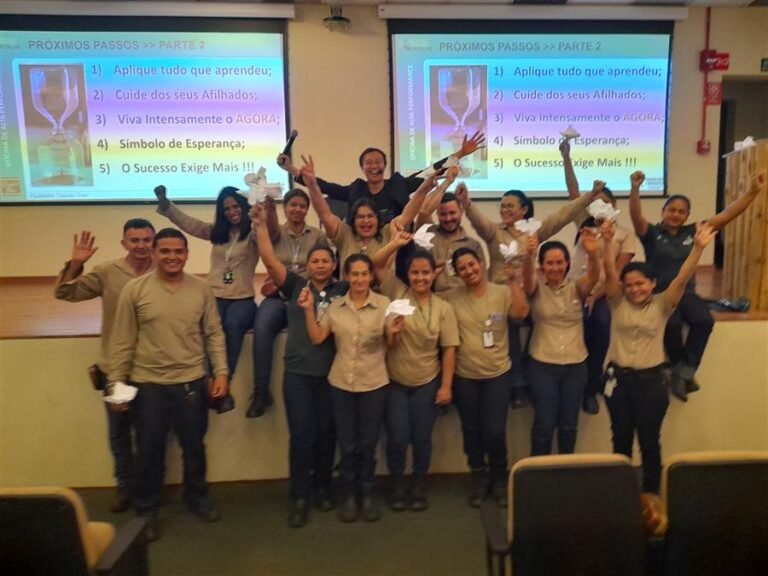 Treinamento in company em auditorio com colaboradores uniformizados