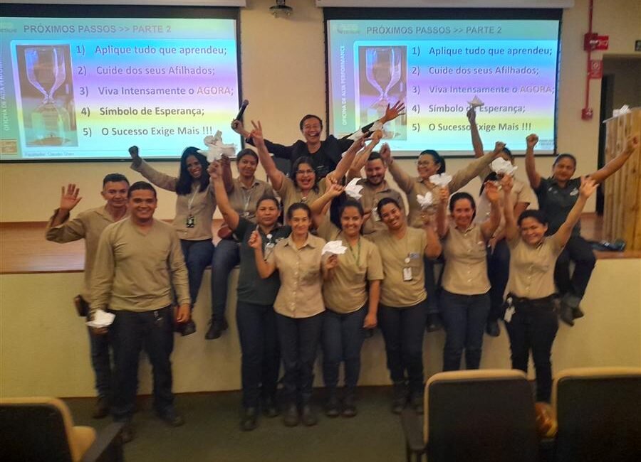 Treinamento in company em auditorio com colaboradores uniformizados