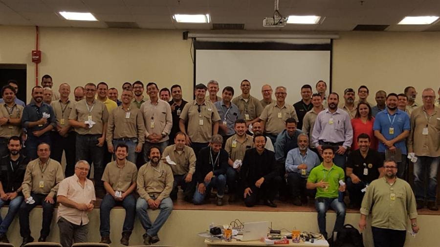 Grande grupo de colaboradores ao final de um treinamento na empresa