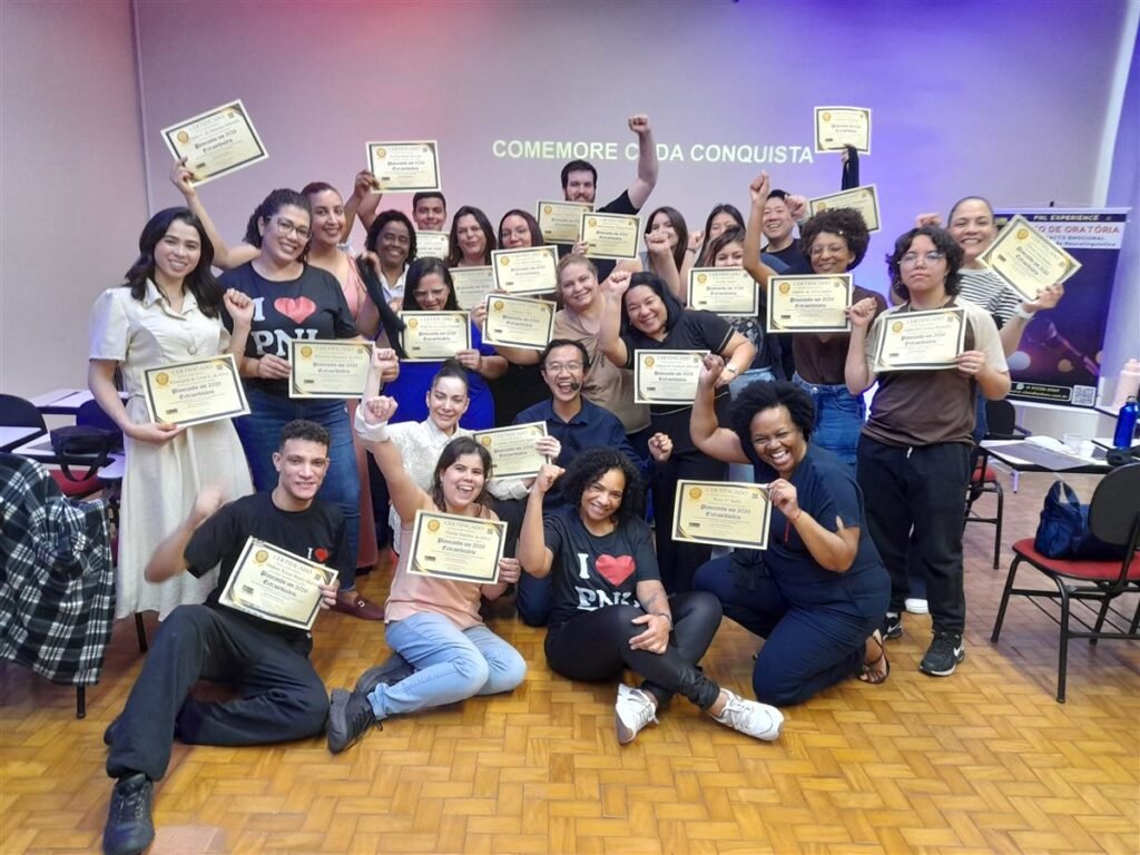 Turma do Instituto Claudio Shen comemorando com os certificados