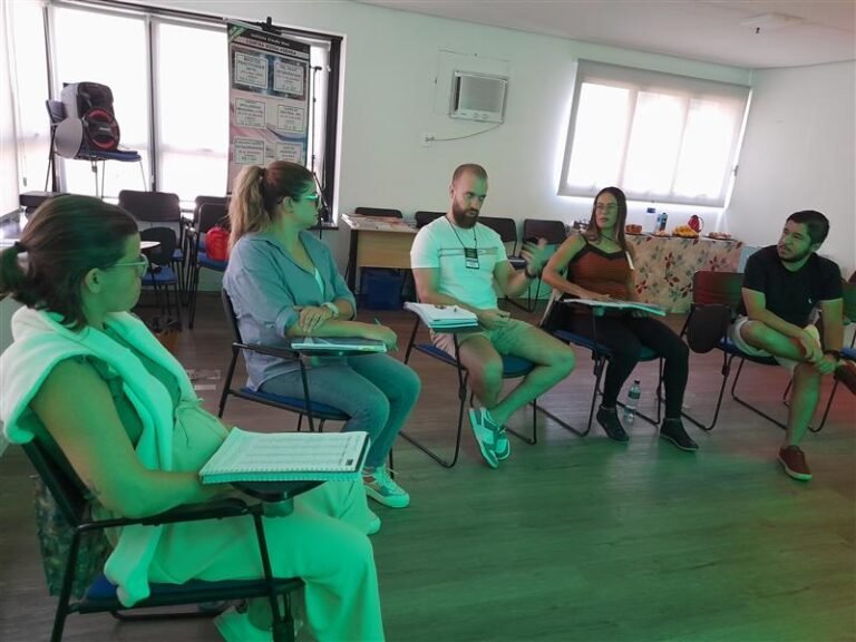 Turma em círculo durante a Formação Practitioner em PNL em São Paulo
