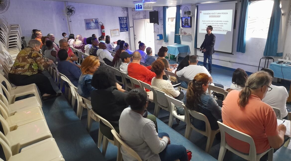 Turma em treinamento de PNL com Claudio Shen, vista do fundo da sala, no Instituto Claudio Shen